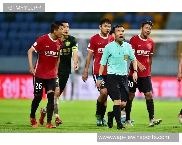 南京足球队灵活性争议引发热议球迷观点各异探讨战术调整与球队未来发展